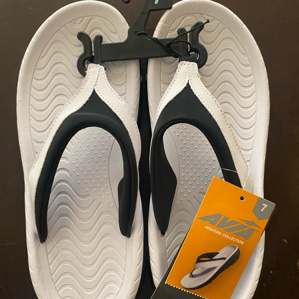 Brand new never worn Avía sandals size 7